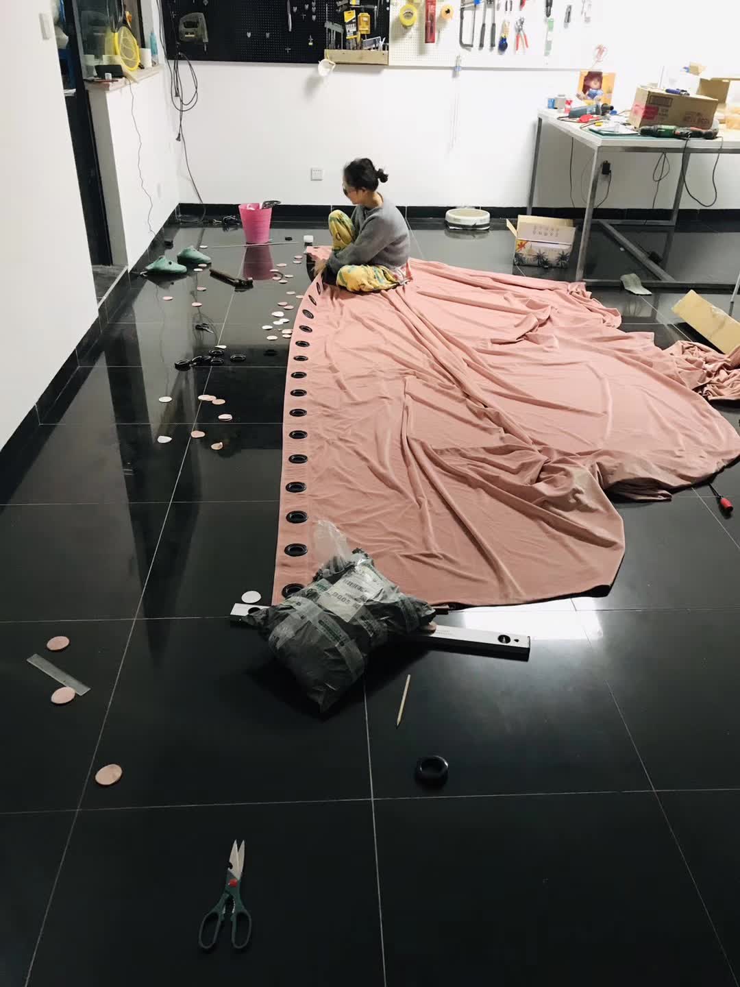 这副窗帘，要么是挂杆不合适，要么是开孔器不合适，要么是线不结实前后折腾了一个月。终于挂上了。来来来，可以接窗帘定做业务了。