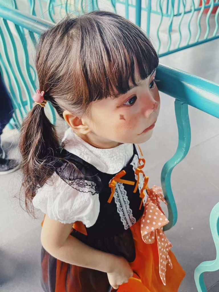 今年三喜又在欢乐谷被假蜘蛛吓哭了。