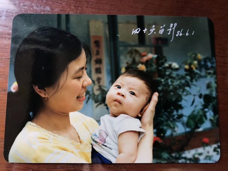 对比一下和爸爸小时侯像吗。