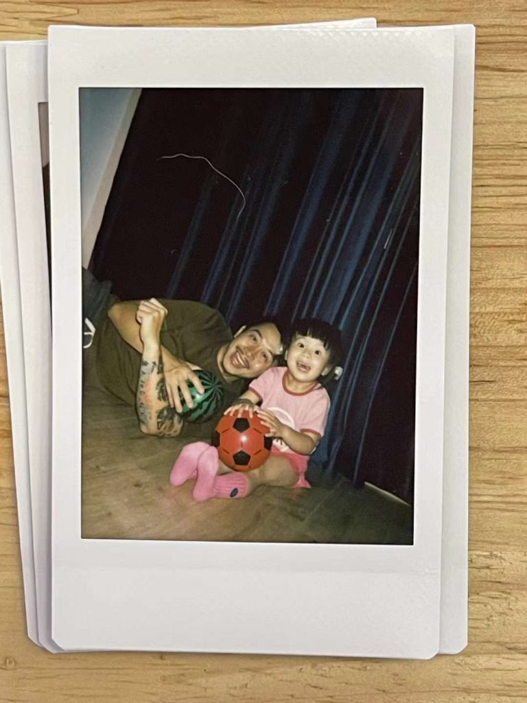 小朋友3岁了。[Duh] 当然，抢小朋友衣服穿的妈妈也只有三岁。