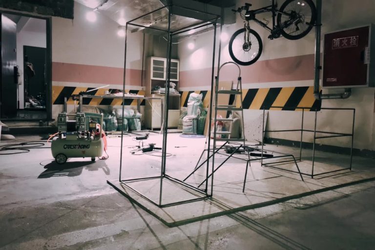 焊了一些架子喷漆，打算做一套茶几和椅子。