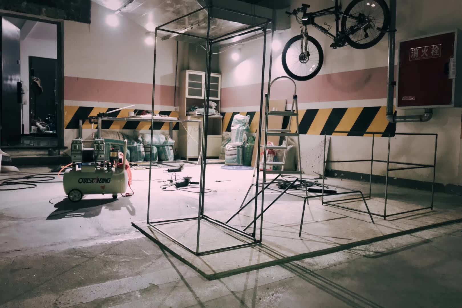 焊了一些架子喷漆，打算做一套茶几和椅子。