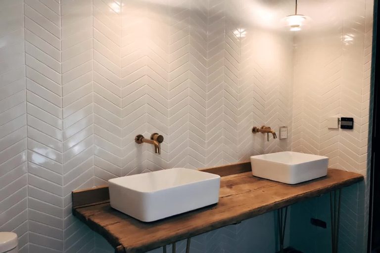 起床忙到现在做了个卫生间洗漱台。主材料是一张80年代的老门板。