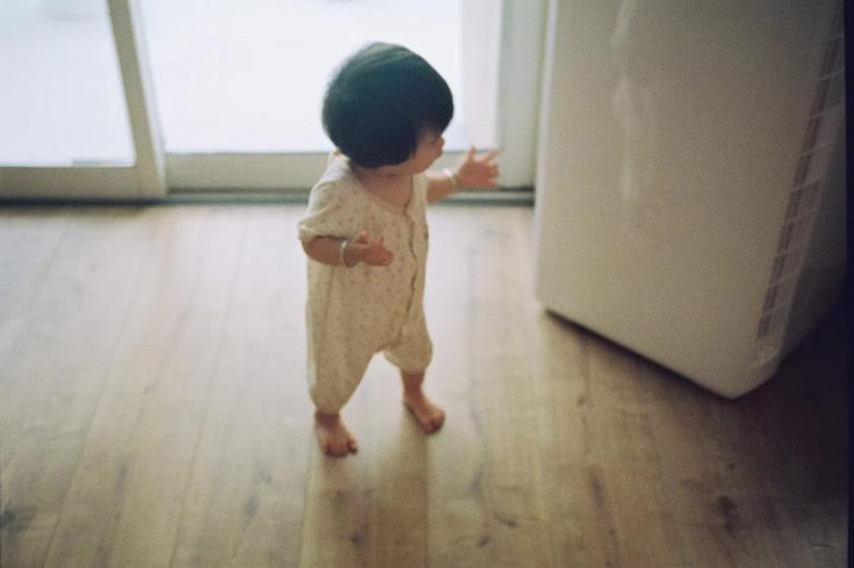 胶卷拍娃学走路。(Rollei 35s + 富士200业务卷)