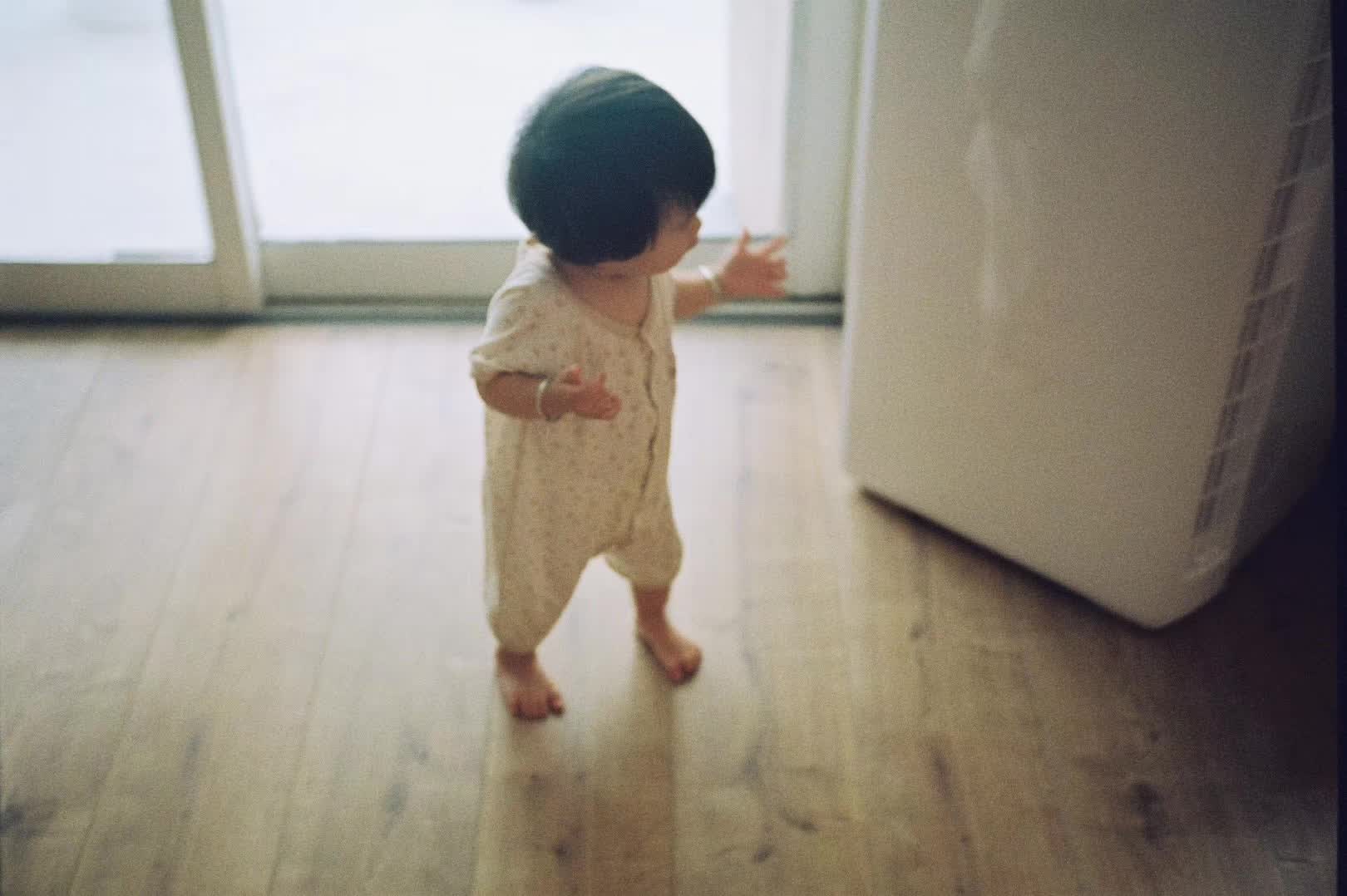 胶卷拍娃学走路。(Rollei 35s + 富士200业务卷)