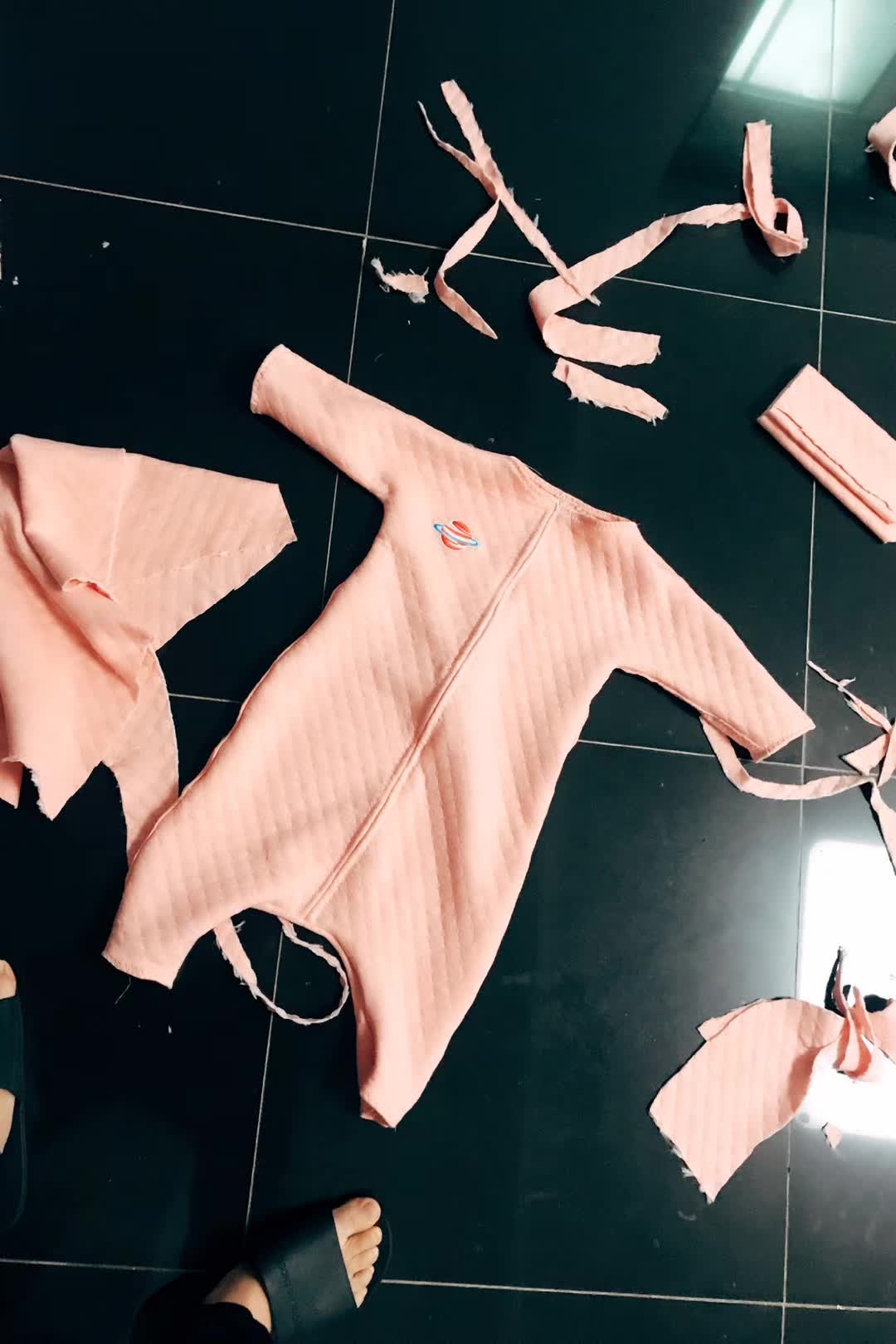 做了一件睡衣，有点大可以穿两三年啦哈哈。