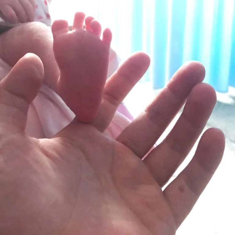 是个女孩子 所以不能取名叫况富贵了。“hello,world.”