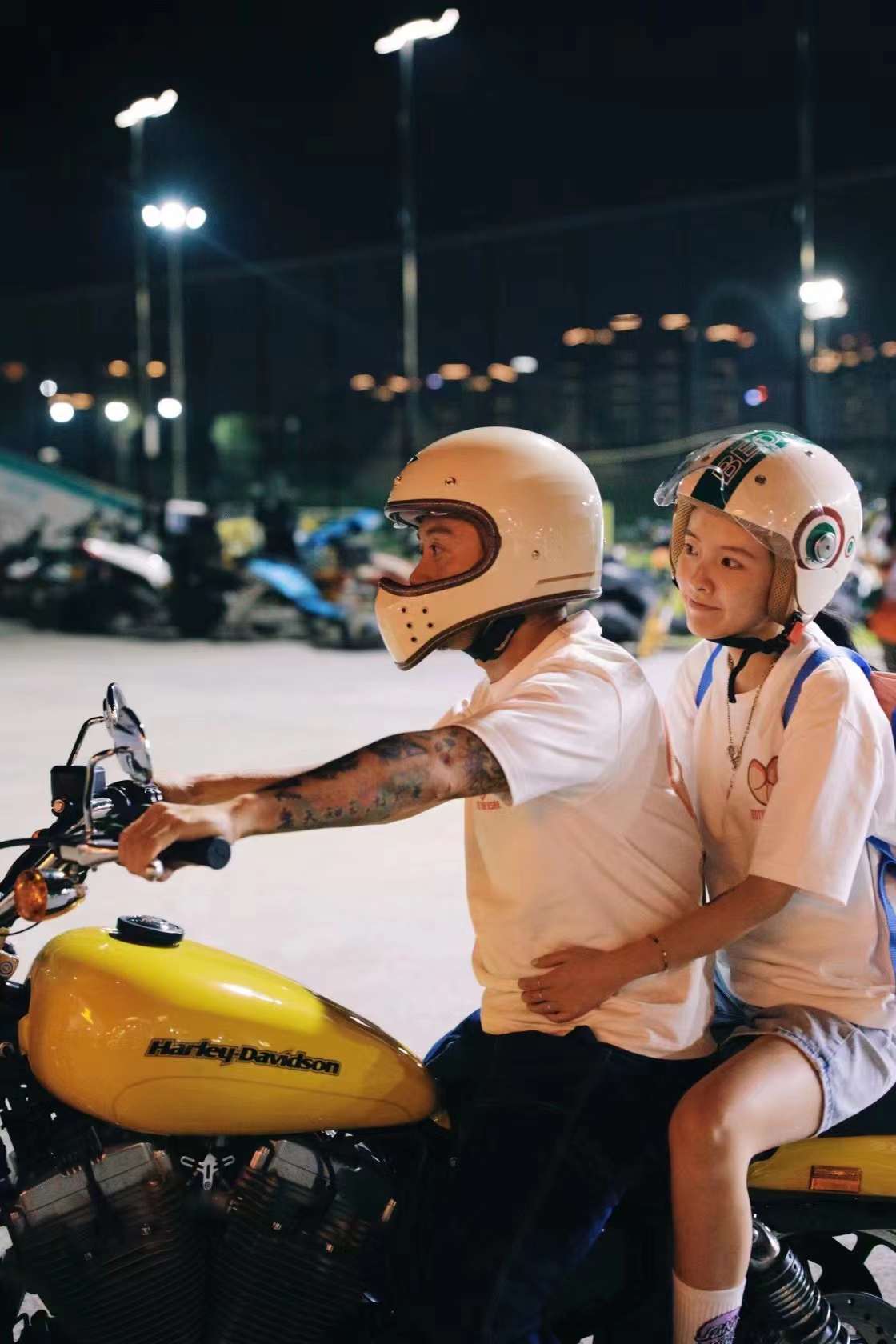 喜欢上了骑摩托。买了一辆二手哈雷。