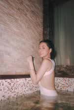 和两个美女一起泡澡。