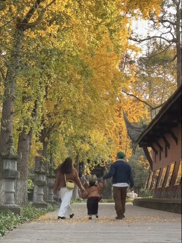 一家人整整齐齐出门晒太阳。