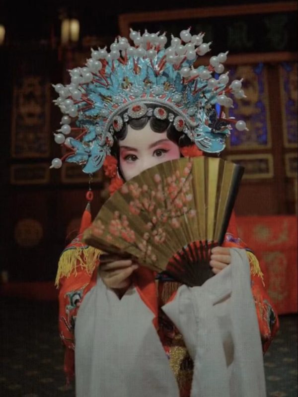 带三喜体验川剧。