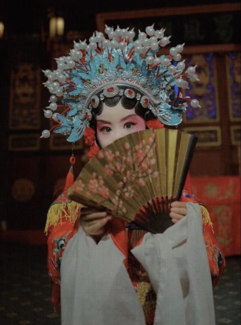 带三喜体验川剧。