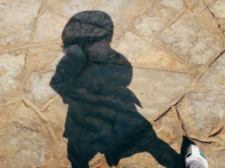 三喜最近相机摔坏了。