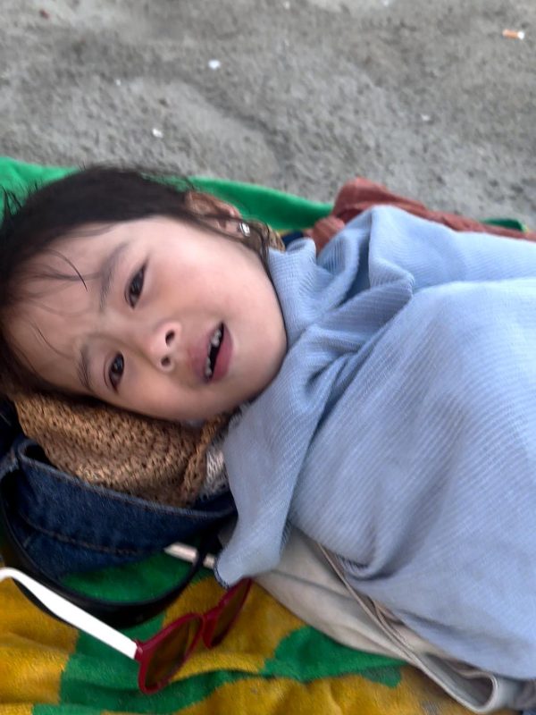 回国前的最后一天，你死活不想离开海滩