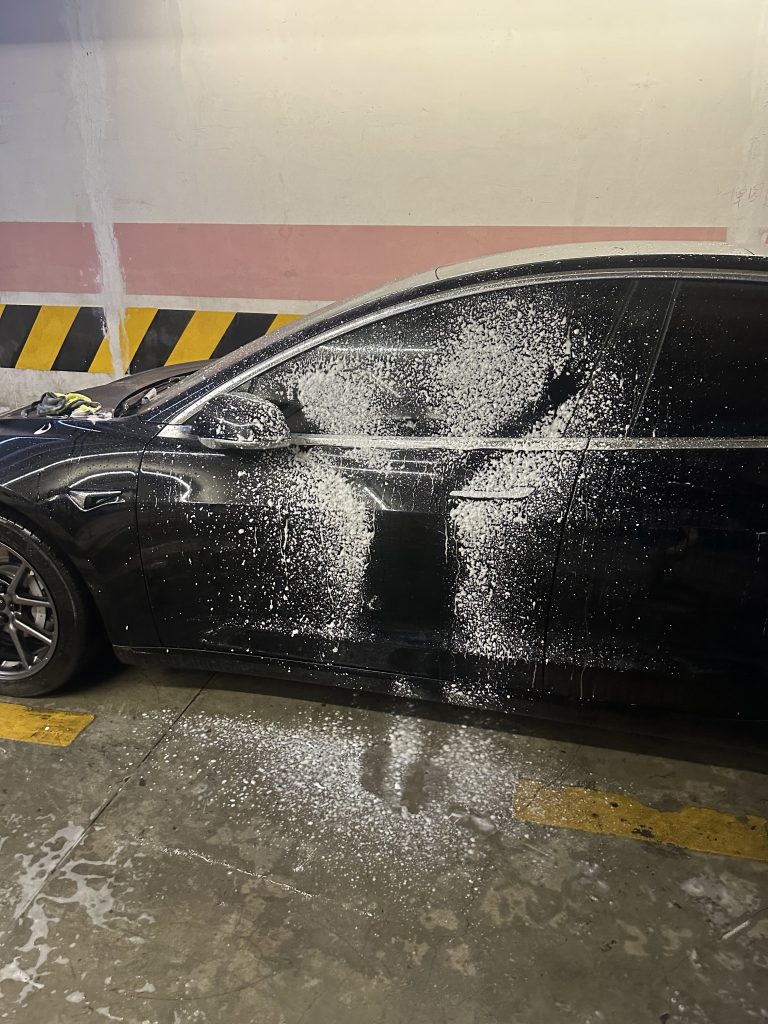 你负责喷泡泡，我负责洗。