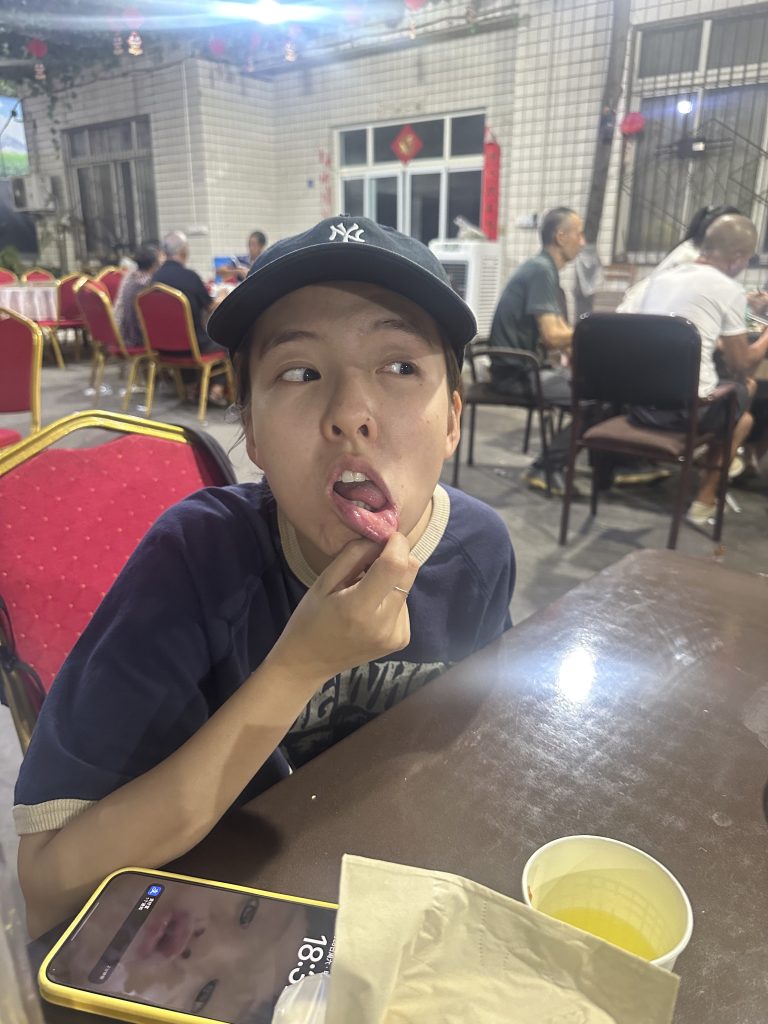 傻子女儿嘴唇上生了个痘