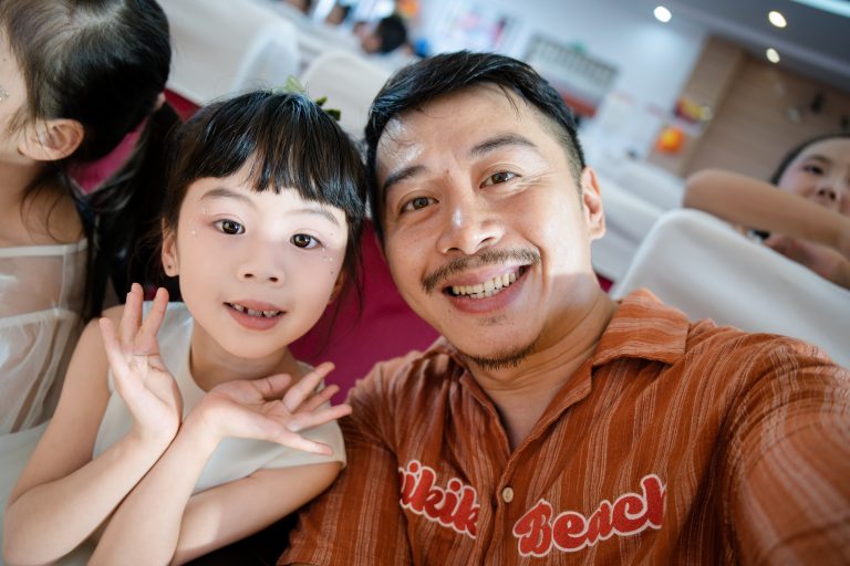 前面的路很长，风很轻，正适合追着跑。