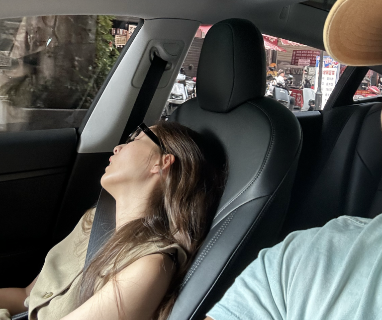 每次说陪我开车都这样陪的。