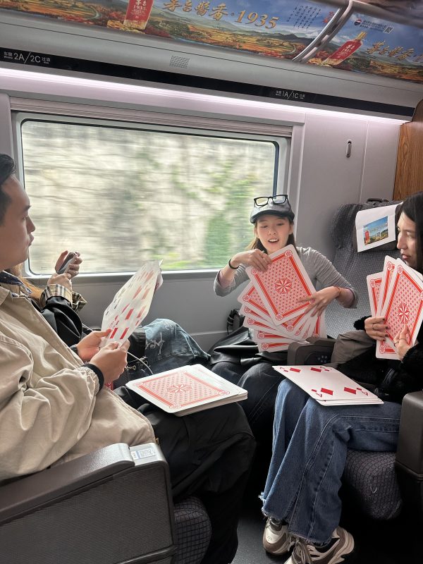 动车上打大牌。