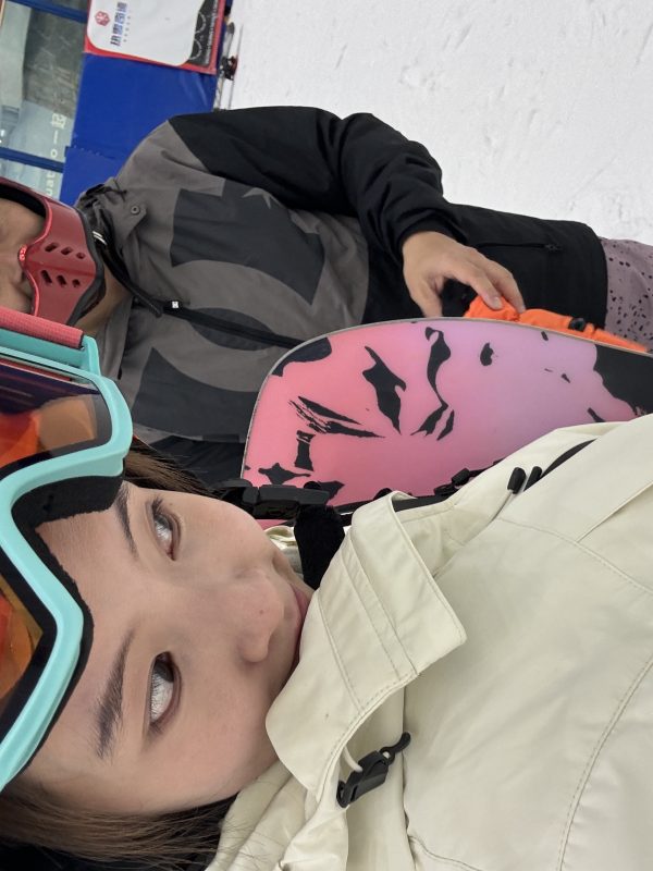 趁小孩住校，我带妈妈去滑雪。