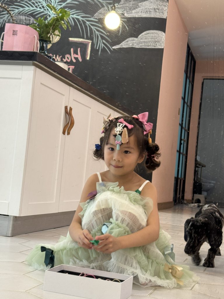 给自己夹了一头，还很满意的样子