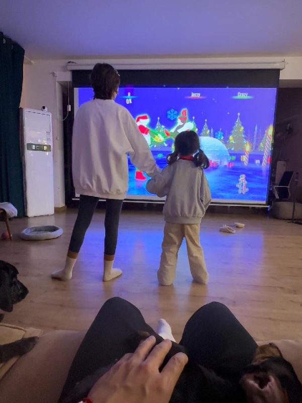 微醺看着最爱的两位女士just dance